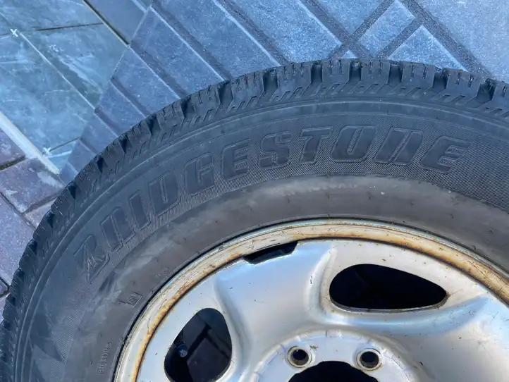 Toyota Hilux (AN10, AN20, AN30) (2004 - 2008) BRIDGESTONE Зимняя шина C шипованная R16 — фото 3