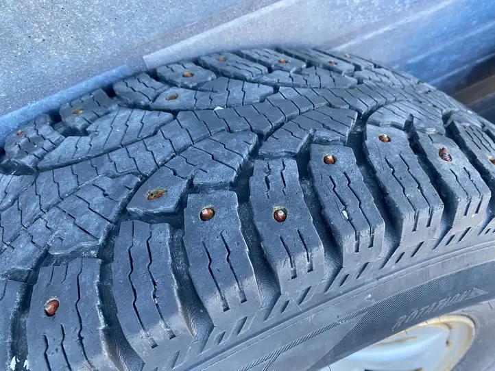 Toyota Hilux (AN10, AN20, AN30) (2004 - 2008) BRIDGESTONE Зимняя шина C шипованная R16 — фото 4