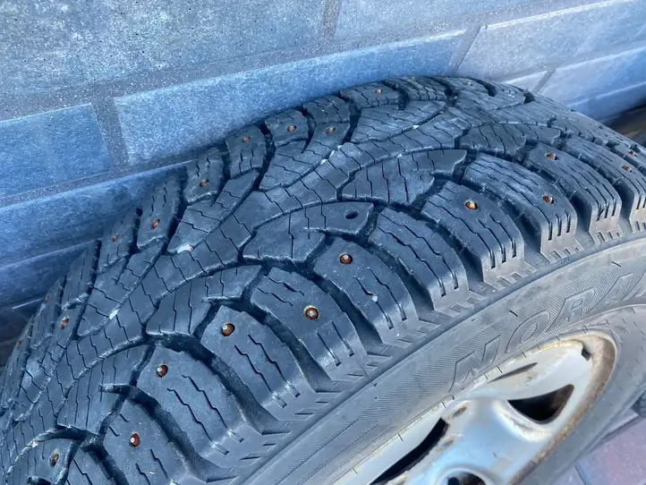 Toyota Hilux (AN10, AN20, AN30) (2004 - 2008) BRIDGESTONE Зимняя шина C шипованная R16 — фото 5