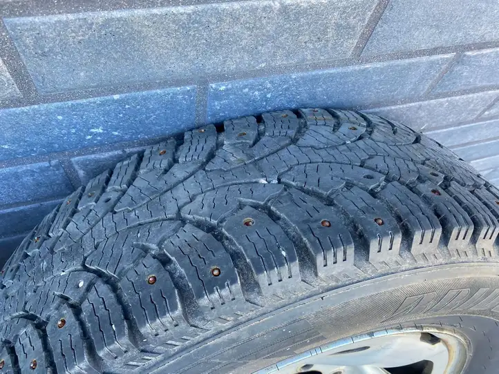 Toyota Hilux (AN10, AN20, AN30) (2004 - 2008) BRIDGESTONE Зимняя шина C шипованная R16 — фото 9
