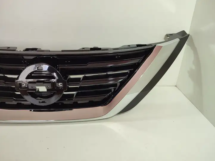 Nissan Altima (2015 - 2019) Верхняя решетка радиатора — фото 2