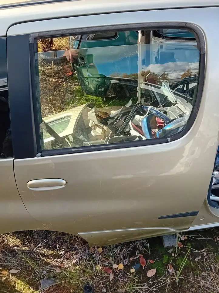 Toyota Yaris Verso (1999 - 2005) Задняя дверь — фото 2