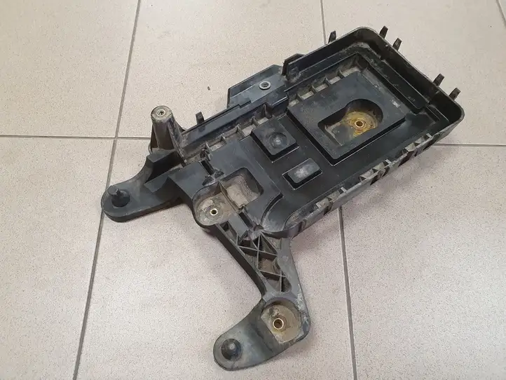 Volkswagen PASSAT B6 (2005 - 2010) 1K0915333C Площадка аккумулятора — фото 1