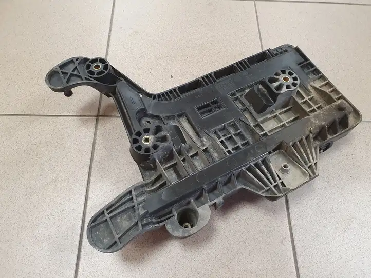 Volkswagen PASSAT B6 (2005 - 2010) 1K0915333C Площадка аккумулятора — фото 2