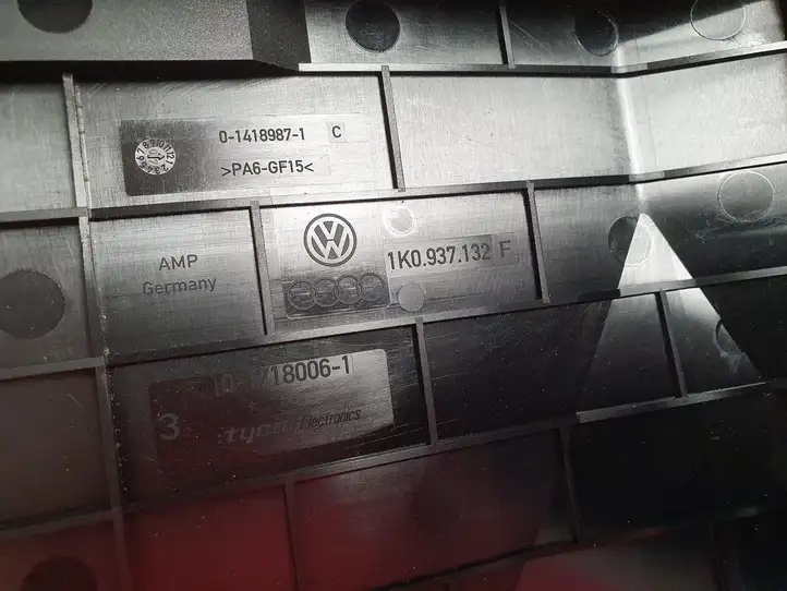Volkswagen PASSAT B6 (2005 - 2010) 1K0937132F Крышка ящика предохранителей — фото 3