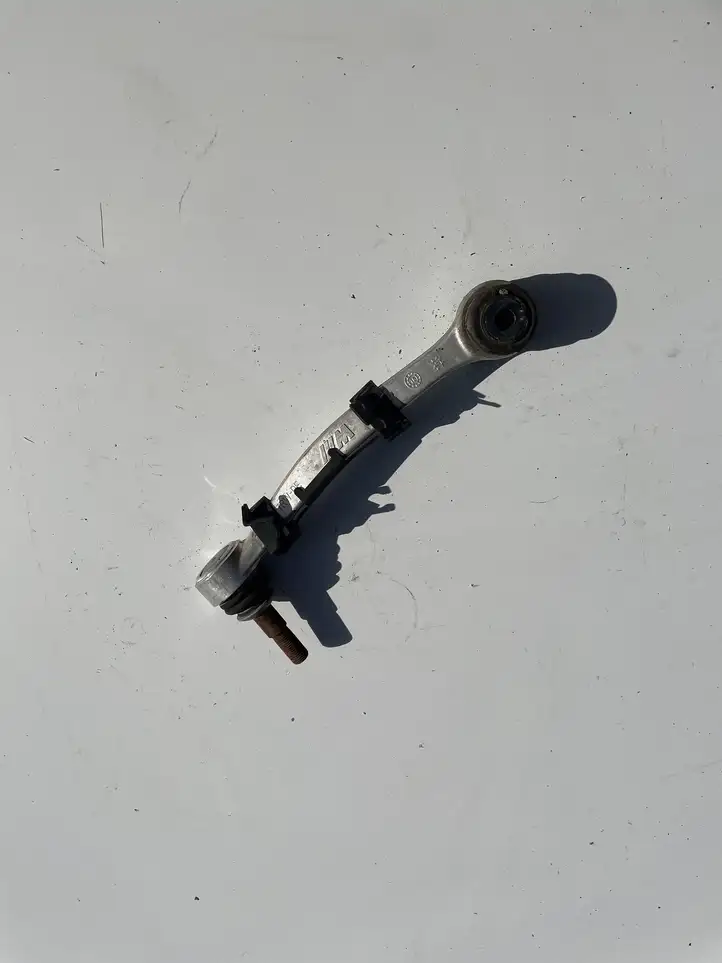 BMW 6 F12 F13 (2010 - 2018)  2284132 Рычаг