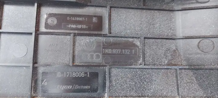 Volkswagen PASSAT B6 (2005 - 2010) 1K0937132F Крышка ящика предохранителей — фото 3