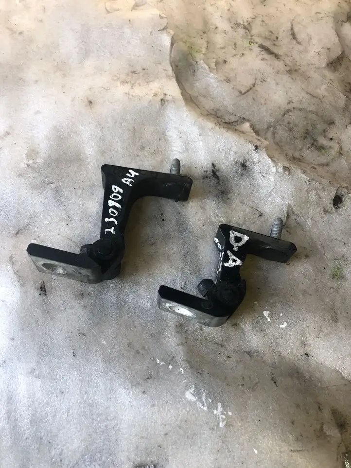 Audi A4 (2019 - )  8w5831404a Комплект петель передней двери