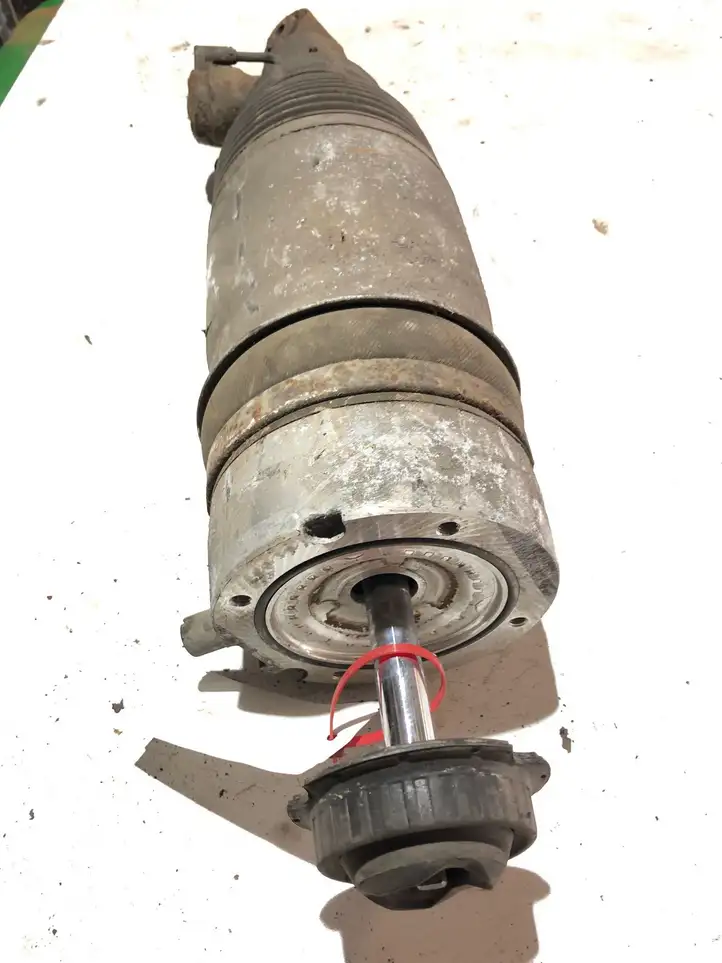 Audi Q7 (2005 - 2009)  7L8616020 Задняя пневматическая (воздушная) подушка с амортизатором