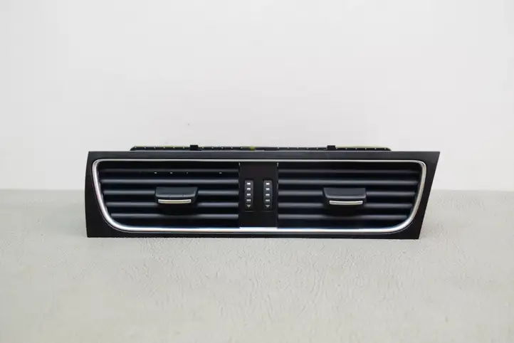 Audi A5 (2007 - 2011)  8T2820951B Воздушная решётка окна