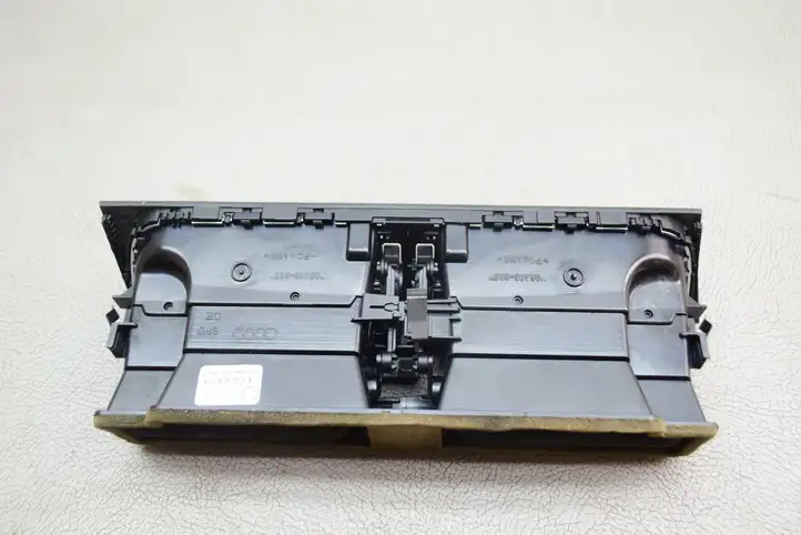 Audi A5 (2007 - 2011)  8T2820951B Воздушная решётка окна