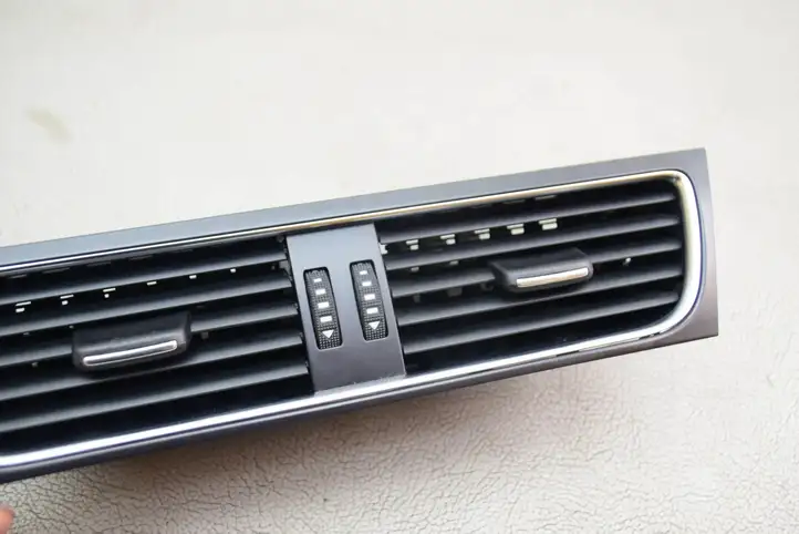 Audi A5 (2007 - 2011)  8T2820951B Воздушная решётка окна