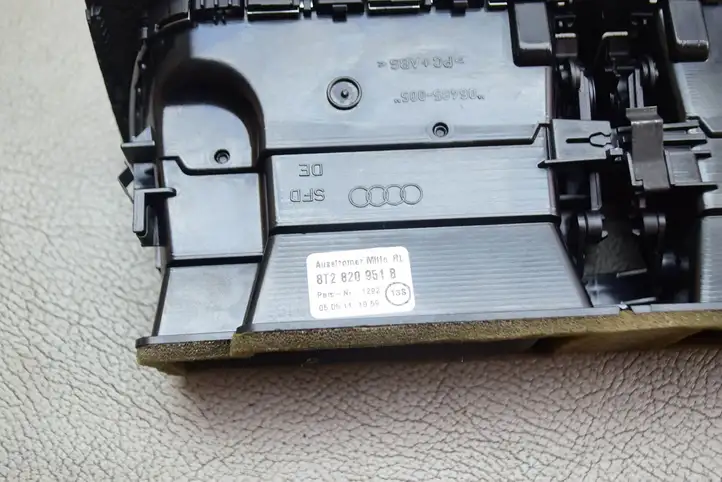 Audi A5 (2007 - 2011)  8T2820951B Воздушная решётка окна