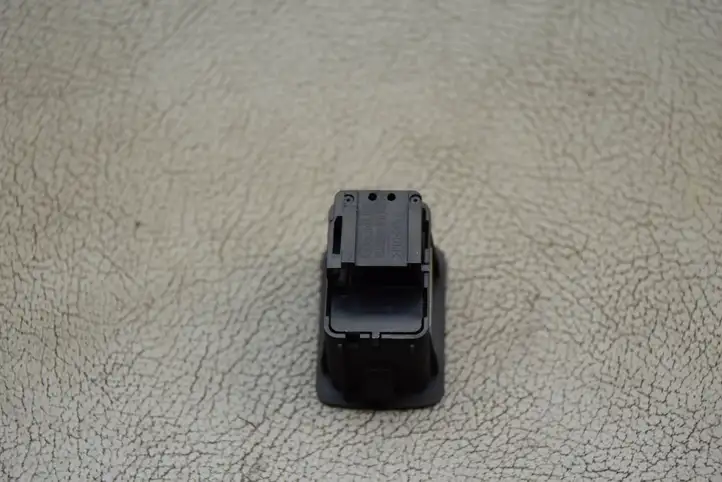 Audi A5 (2007 - 2011)  4F0962109B Кнопка крюка в багажнике