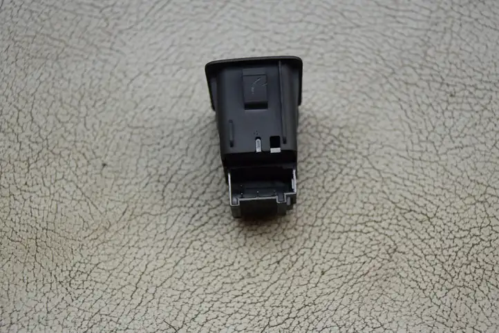 Audi A5 (2007 - 2011)  4F0962109B Кнопка крюка в багажнике