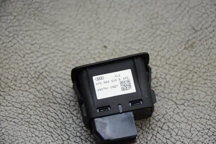 Audi A5 (2007 - 2011)  4F0962109B Кнопка крюка в багажнике