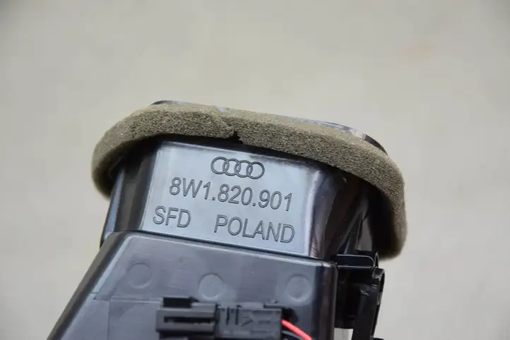 Audi A4 S4 B9 (2015 - 2019) 8W1820901 Воздушная решетка панели — фото 2
