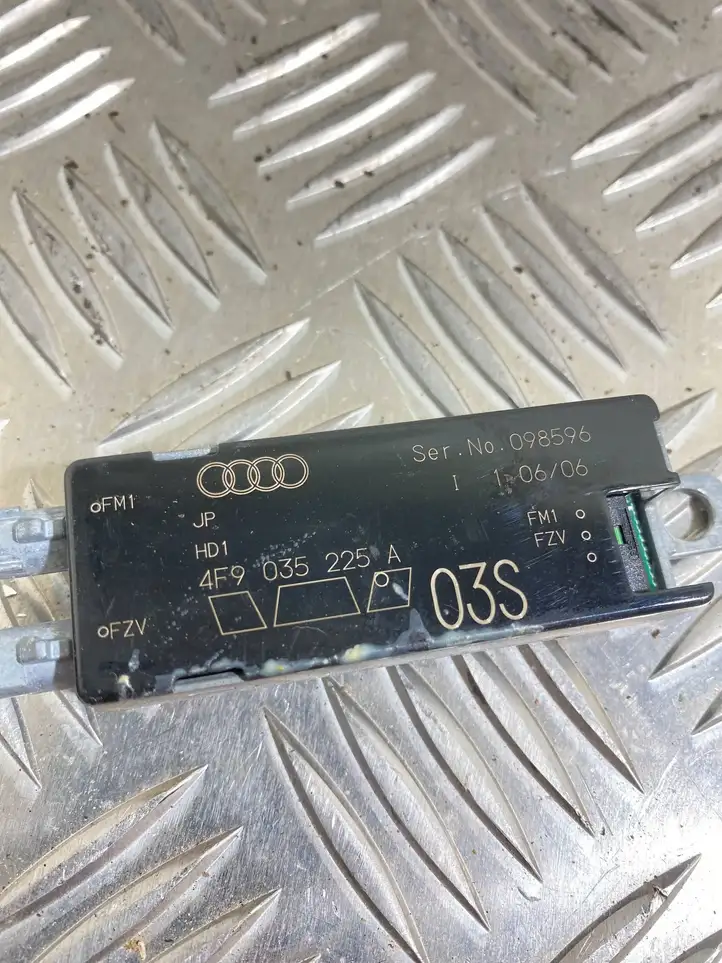 Audi A6 S6 C6 4F (2004 - 2008) 4F9035225A Усилитель антенны — фото 4