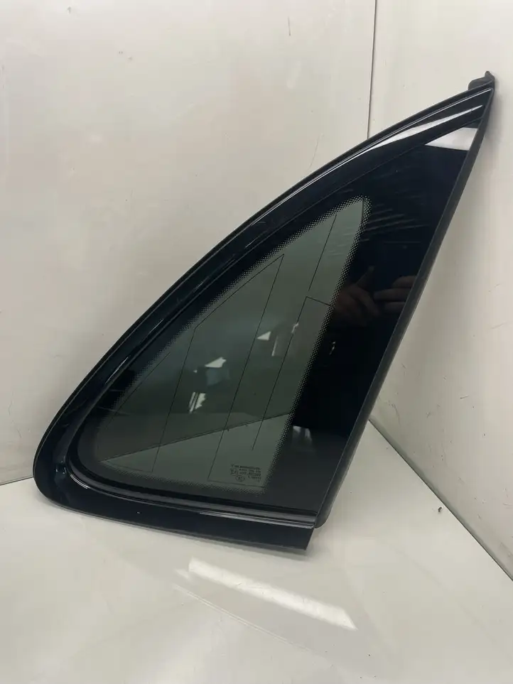 Porsche Macan (95B) (2019 - ) 95B845298 Заднее боковое стекло — фото 1