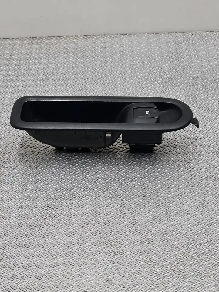 Renault Twingo II (2007 - 2014) 8200356517B Кнопка стеклоподъемников — фото 4