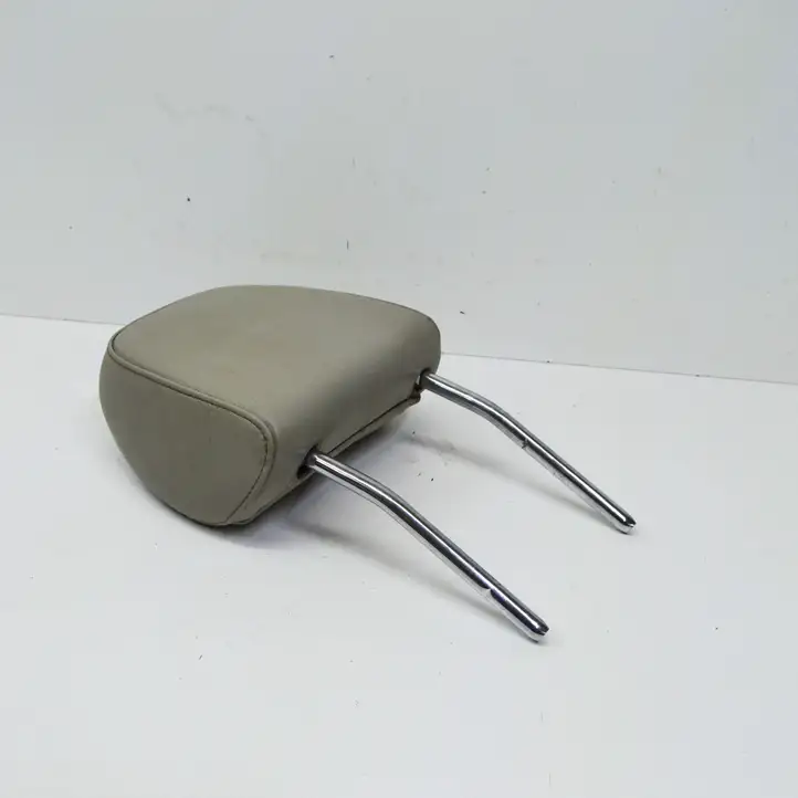 Audi A4 (2007 - 2011)   Подголовник переднего сиденья