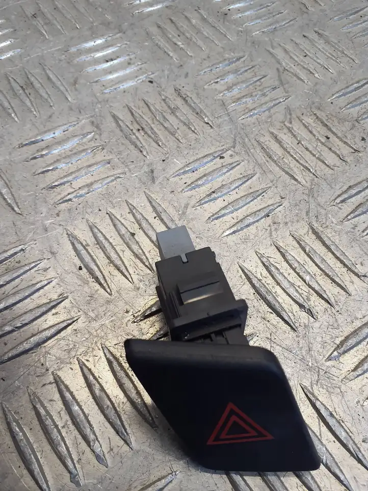 Toyota Yaris (2005 - 2009) 843320d020 Включатель аварийных фонарей — фото 5