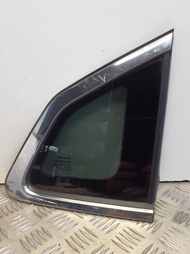 Nissan Qashqai (2013 - 2017) 43R001595 Заднее боковое стекло — фото 1