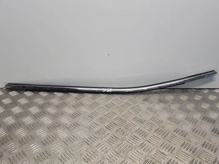 Nissan Qashqai (2013 - 2017) Накладка стекла задней двери — фото 1