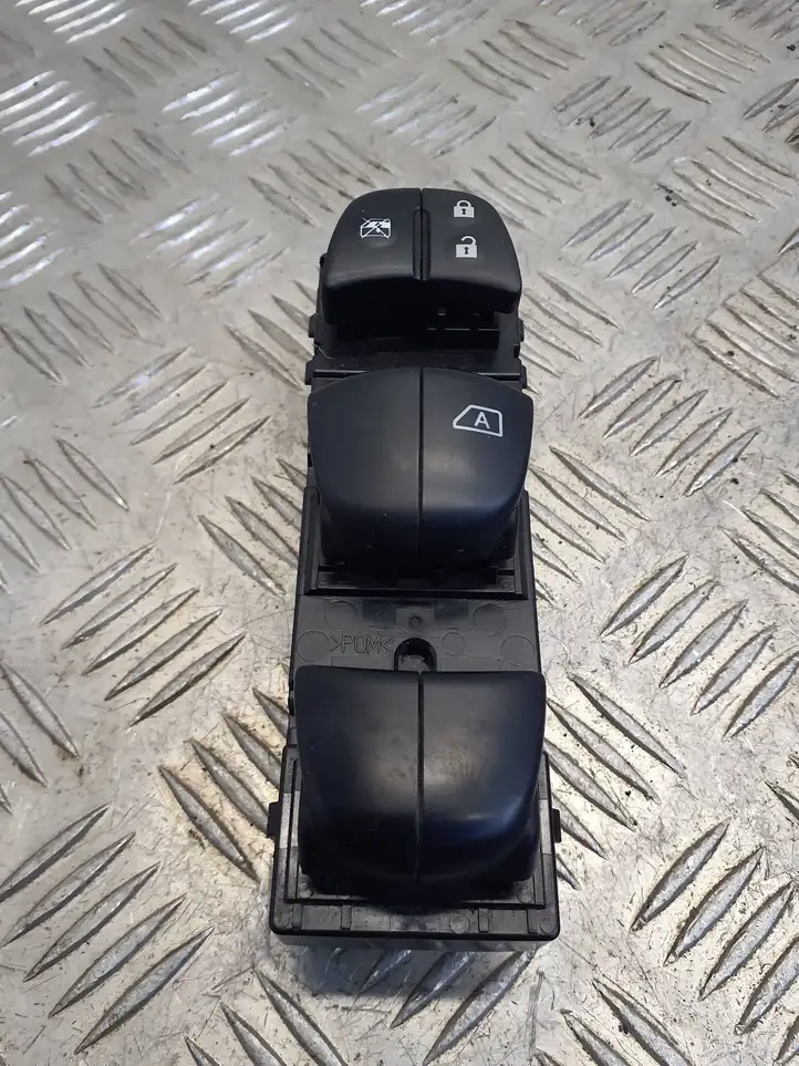 Nissan Qashqai (2013 - 2017) Кнопка стеклоподъемников — фото 1