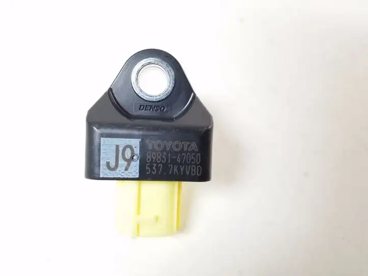 Toyota Prius Prime (2017 - ) 89831-47050 Датчик удара SRS — фото 3