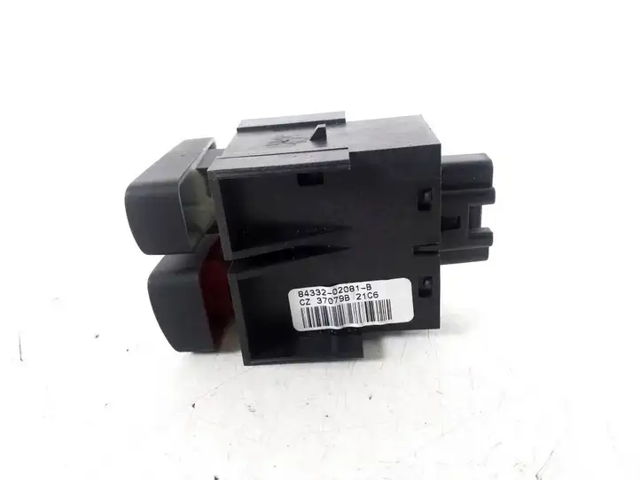 Toyota Corolla E120 E130 (2004 - 2007) 84332-02081 Включатель аварийных фонарей — фото 2