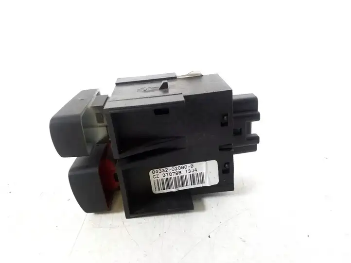 Toyota Corolla E120 E130 (2000 - 2004) 84332-02080 Включатель аварийных фонарей — фото 2