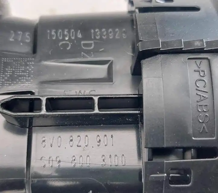 Audi A3/S3 8V (2012 - 2016) 8V0820901 Боковой воздушный дефлектор — фото 3