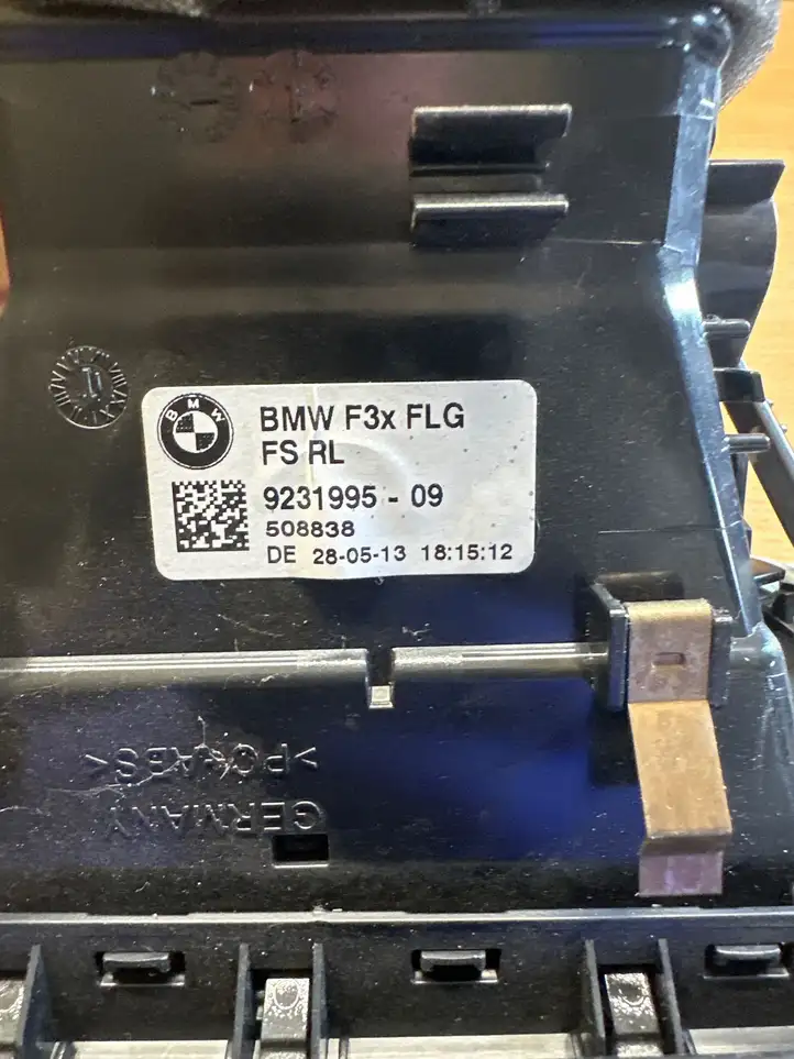 BMW 3 F30 F35 F31 (2012 - 2018) 9231995 Центральный воздушный дефлектор — фото 2