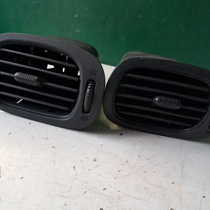 Chrysler Voyager (2004 - 2007) 12050 Центральный воздушный дефлектор — фото 3