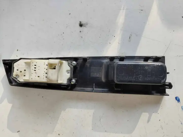 Toyota Yaris (2012 - 2014) 742320D650 Накладка кнопки стеклоподъемника — фото 2
