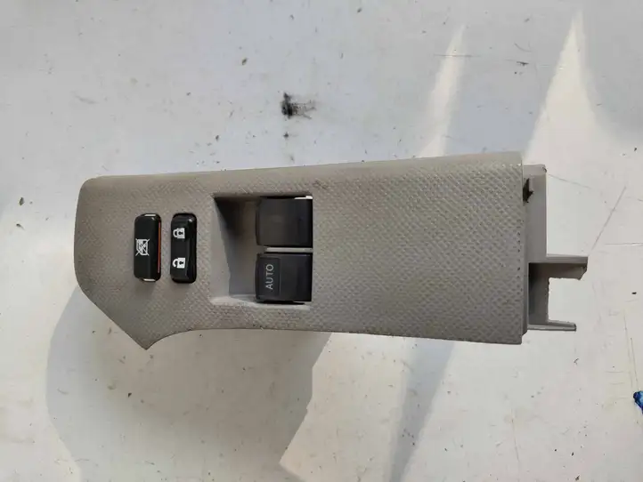Toyota Yaris (2005 - 2009) 742320D110 Блок кнопок стеклоподъемников — фото 1