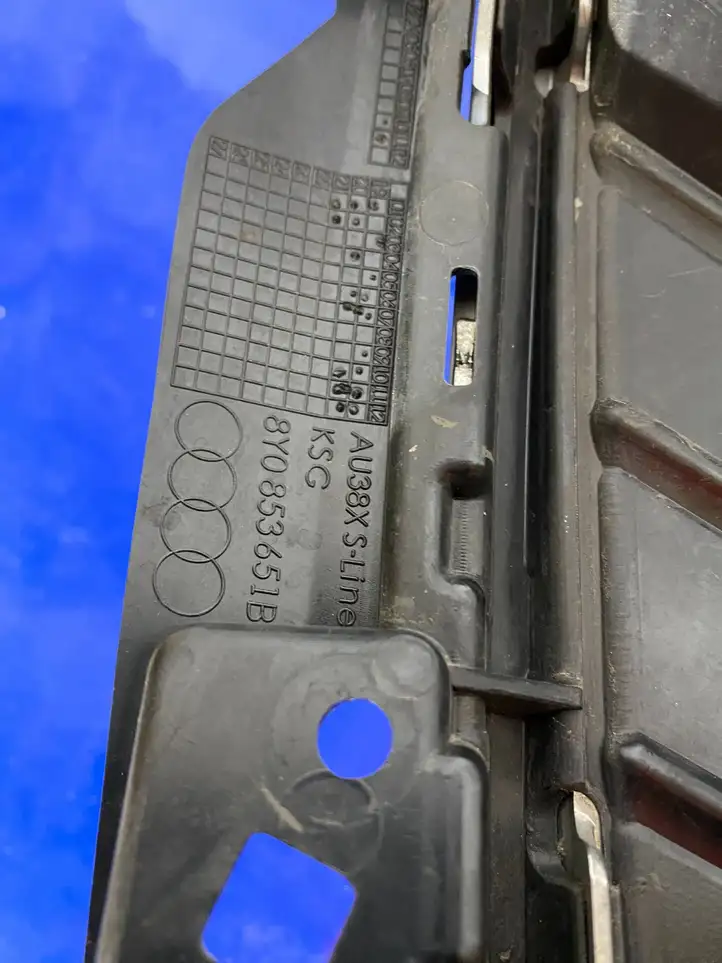 Audi A3/S3 8Y (2020 - ) 8Y0853651B Верхняя решетка радиатора — фото 6