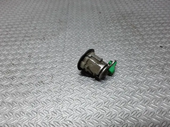 Nissan Navara D22 (1997 - 2004) Замок ручки двери — фото 2