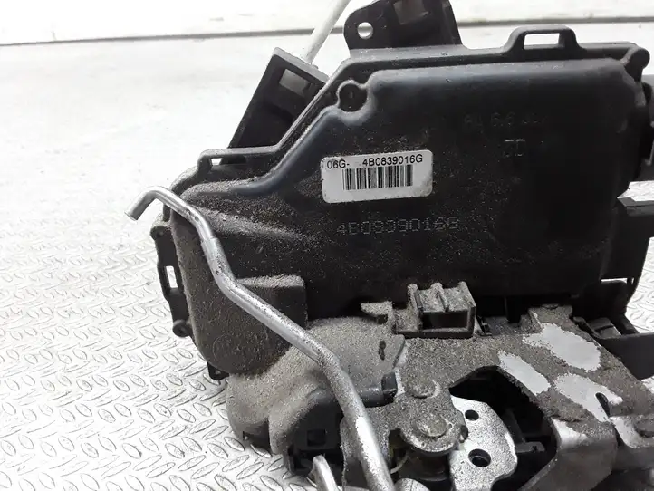 Audi A6 S6 C5 4B (1997 - 2001) 4B0839016G Замок задней двери — фото 3