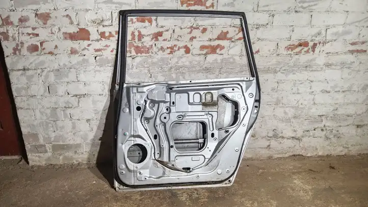 Toyota Avensis Verso (1995 - 2001) Задняя дверь — фото 4