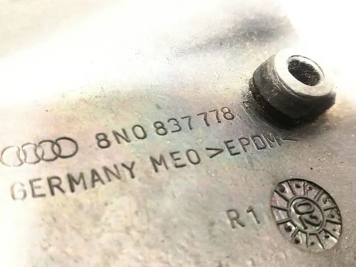 Audi TT Mk1 (1998 - 2003) 8N0837778F Уплотнитель передней двери — фото 2