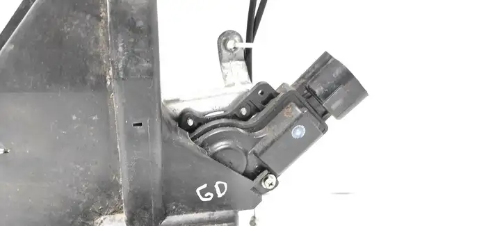 Toyota Corolla E120 E130 (2004 - 2007) Замок задней двери — фото 2