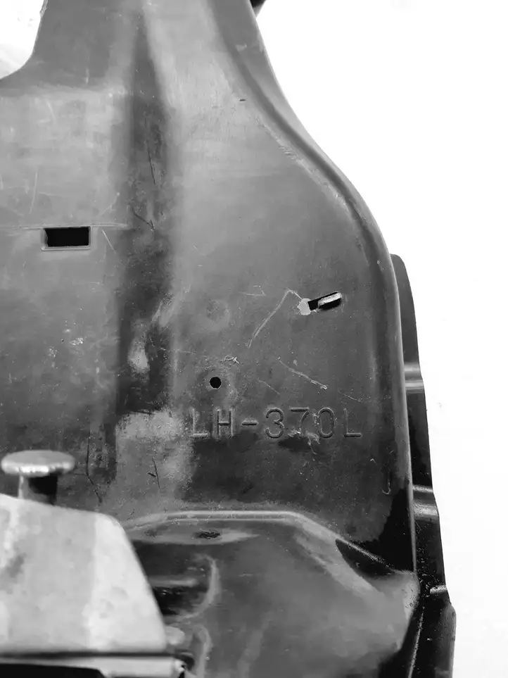 Toyota Avensis Verso (2004 - 2009) LH370L Замок задней двери — фото 2
