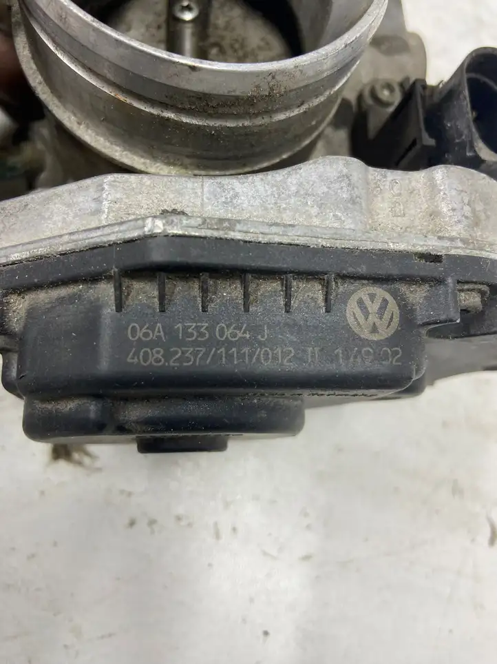 Volkswagen PASSAT B5 (1997 - 2000) 06A133064J Дроссельная заслонка — фото 2
