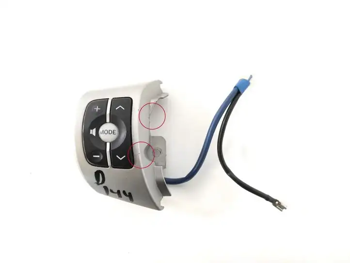 Toyota Yaris (2005 - 2009) 84247-52060 Кнопки на рулевом колесе — фото 1