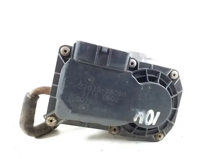 Toyota RAV 4 (XA20) (2000 - 2005) 22030-28060 Дроссельная заслонка — фото 3