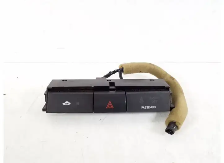 Toyota Corolla Verso AR10 (2004 - 2009) 84332-0F020 Включатель аварийных фонарей — фото 1