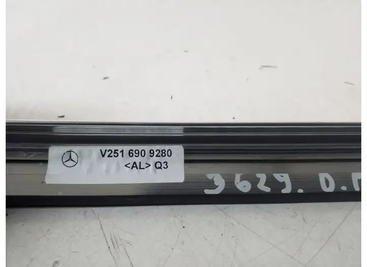 Mercedes-Benz R W251 (2005 - 2013) A2516909280 Прочая отделка передней двери — фото 2