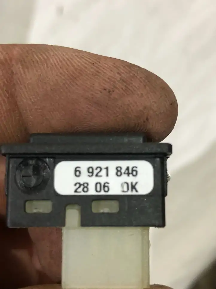 BMW 5 E60 E61 (2004 - 2010) 6921846 Кнопка закрытия крышки багажника — фото 4